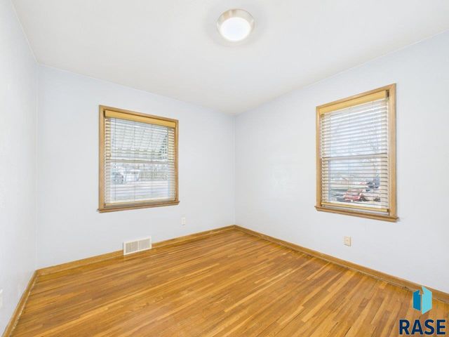 1736 S Van Eps Ave Avenue, Sioux Falls, SD 57105