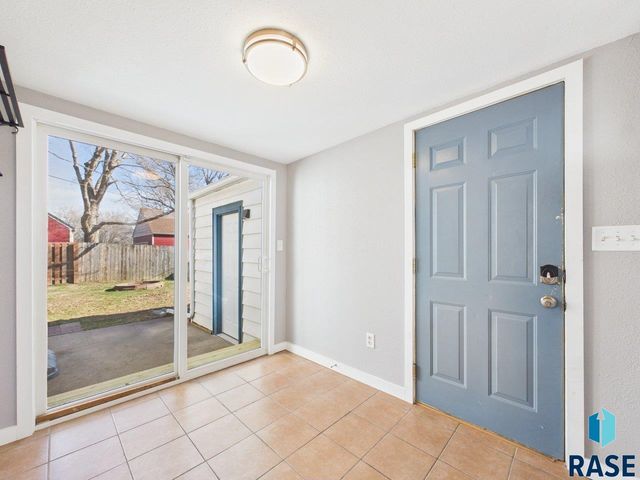 1736 S Van Eps Ave Avenue, Sioux Falls, SD 57105