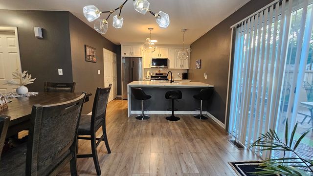 16 Forest Lane, Cary, IL 60013