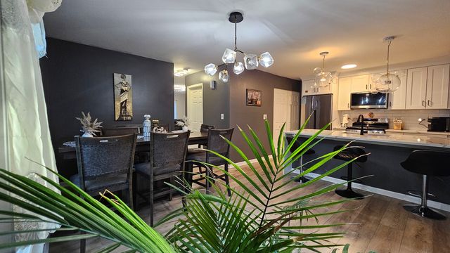 16 Forest Lane, Cary, IL 60013