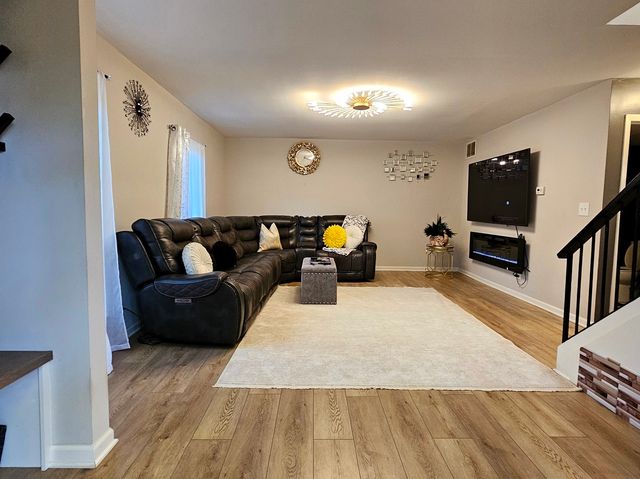 16 Forest Lane, Cary, IL 60013