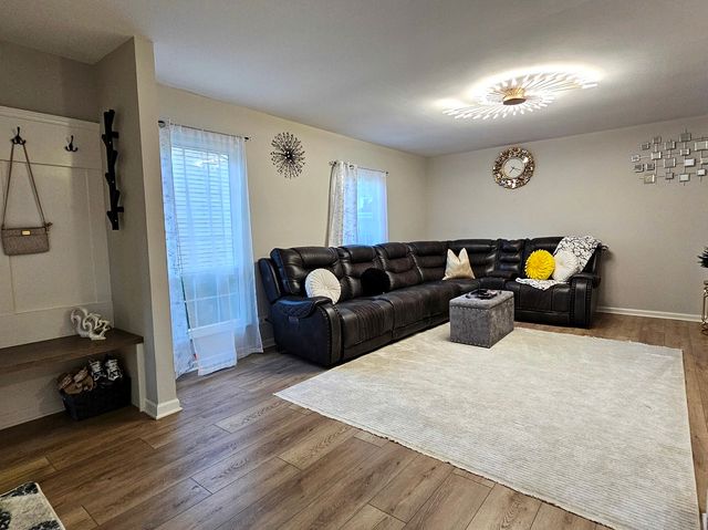 16 Forest Lane, Cary, IL 60013