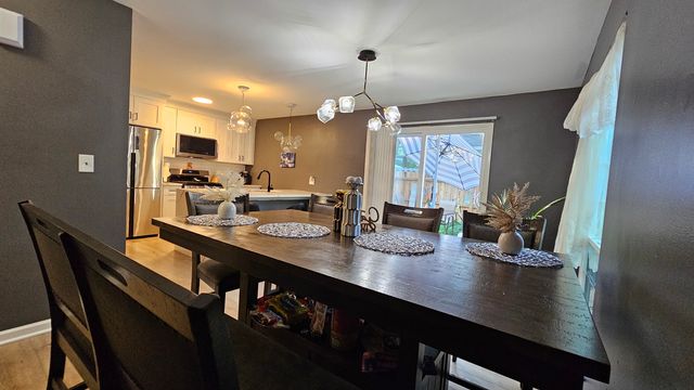 16 Forest Lane, Cary, IL 60013