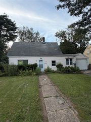 8 Bramble Lane, Westbury, NY 11590