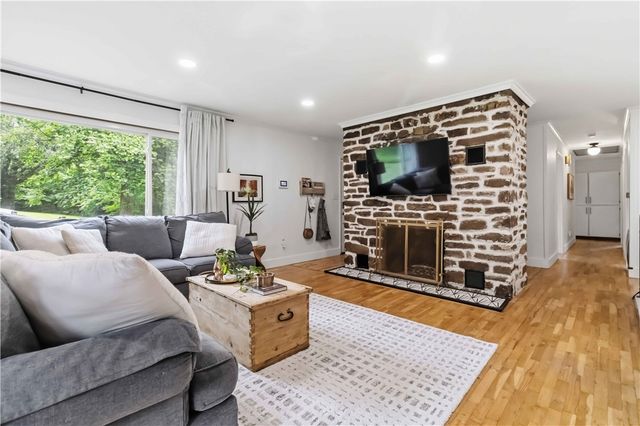 1724 N Greenvalley Avenue, Fayetteville, AR 72703