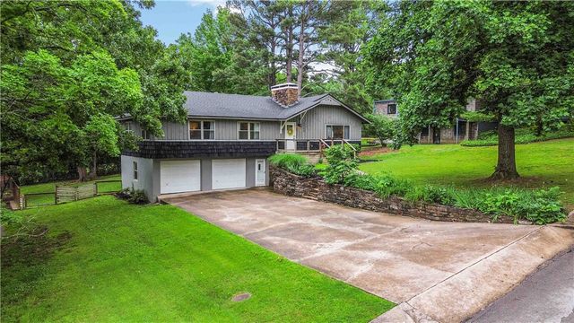 1724 N Greenvalley Avenue, Fayetteville, AR 72703