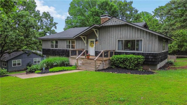 1724 N Greenvalley Avenue, Fayetteville, AR 72703
