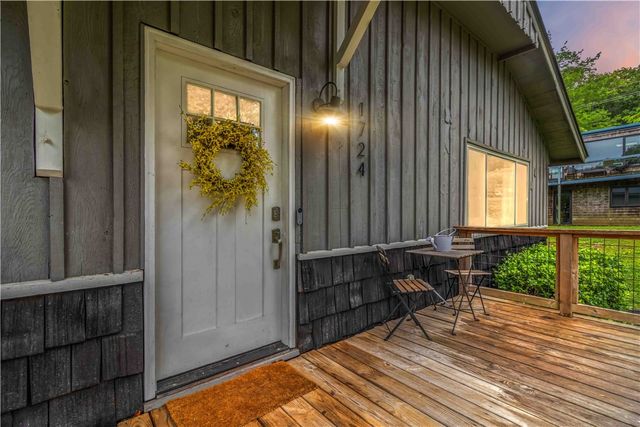 1724 N Greenvalley Avenue, Fayetteville, AR 72703
