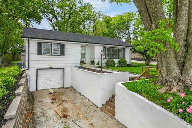 110 N ridge Avenue, Liberty, MO 64068