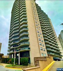 2077 Center Avenue 3F, Fort Lee, NJ 07024
