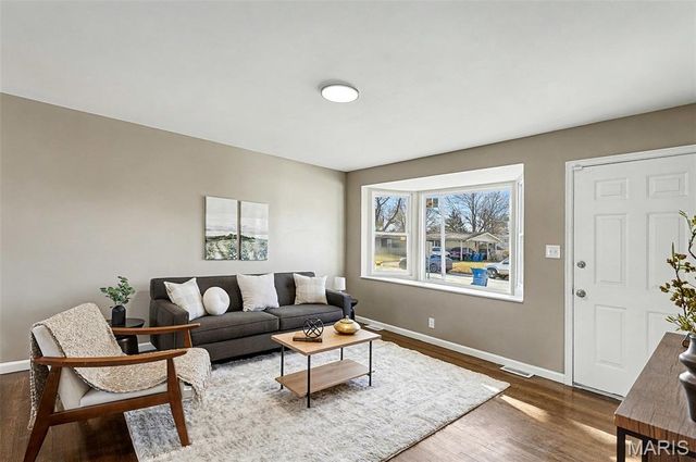 725 Riderwood Drive, Hazelwood, MO 63042