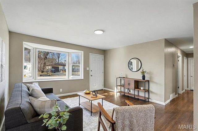 725 Riderwood Drive, Hazelwood, MO 63042