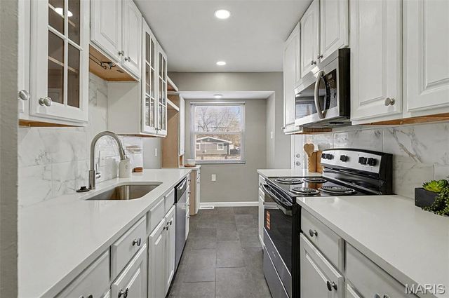 725 Riderwood Drive, Hazelwood, MO 63042