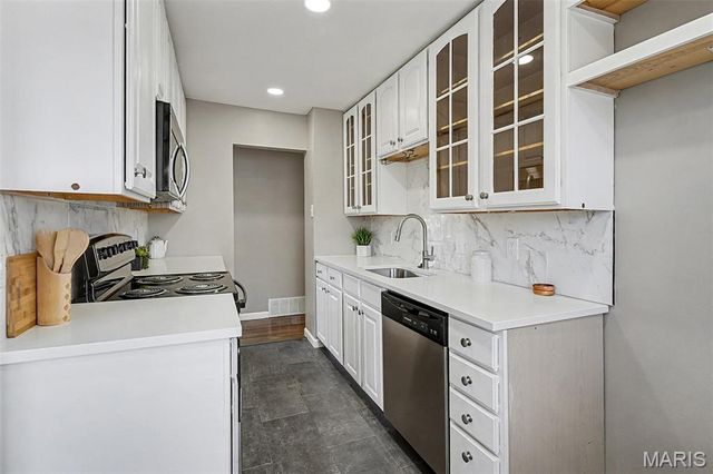 725 Riderwood Drive, Hazelwood, MO 63042