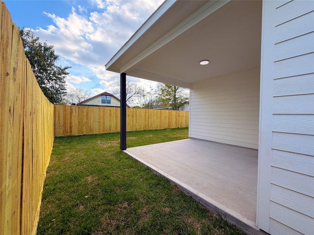 103 E Lobit Avenue, Baytown, TX 77520