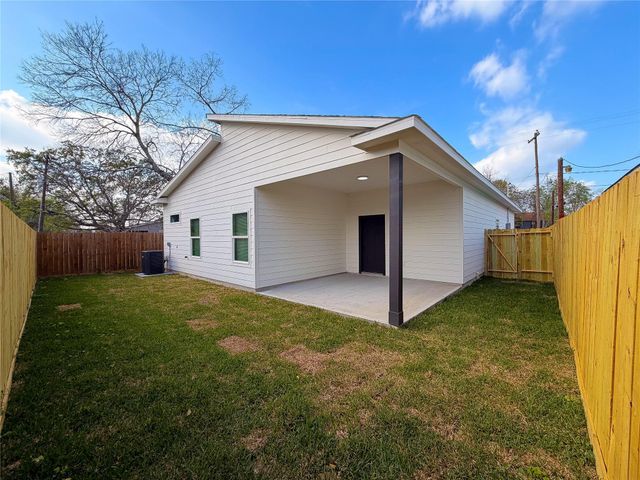 103 E Lobit Avenue, Baytown, TX 77520