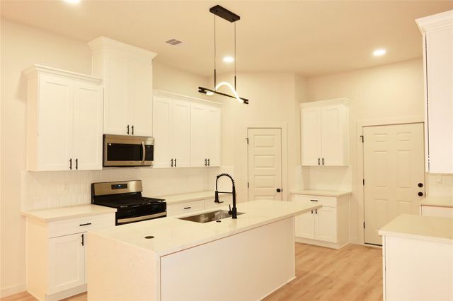 103 E Lobit Avenue, Baytown, TX 77520