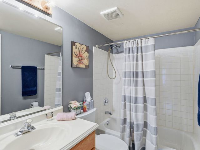 4420 Edinburg Lane, Hanover Park, IL 60133