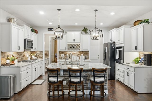 9916 Oaklawn Dr Drive, Mont Belvieu, TX 77523