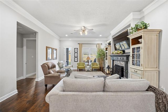 9916 Oaklawn Dr Drive, Mont Belvieu, TX 77523