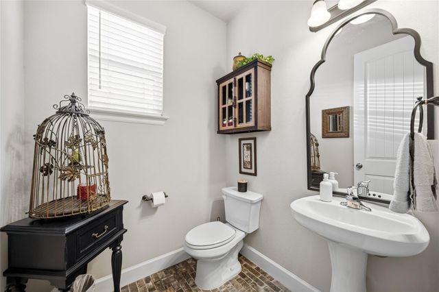 9916 Oaklawn Dr Drive, Mont Belvieu, TX 77523