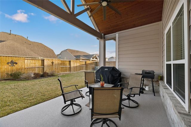 9916 Oaklawn Dr Drive, Mont Belvieu, TX 77523