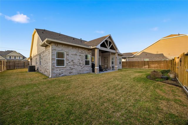 9916 Oaklawn Dr Drive, Mont Belvieu, TX 77523