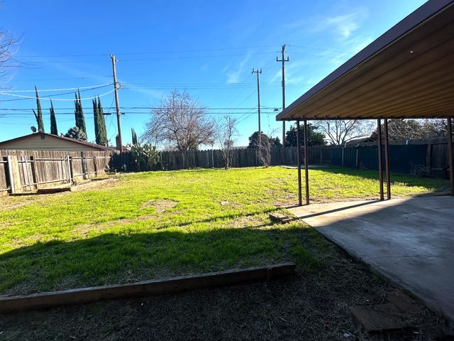 5815 Oakwood Dr, Marysville, CA 95901