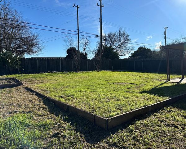 5815 Oakwood Dr, Marysville, CA 95901