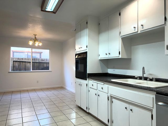 5815 Oakwood Dr, Marysville, CA 95901