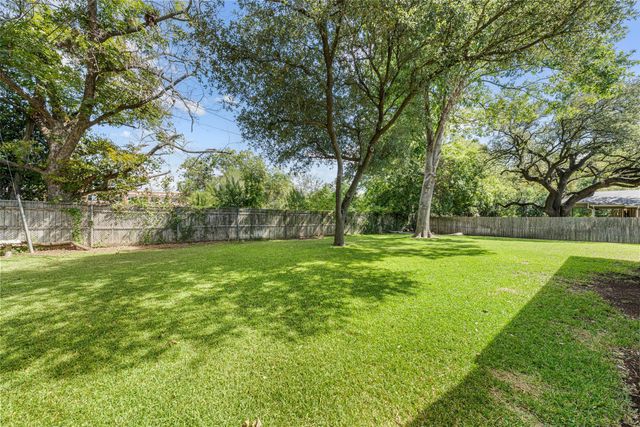 1701 Royal Oaks Drive, Waco, TX 76710