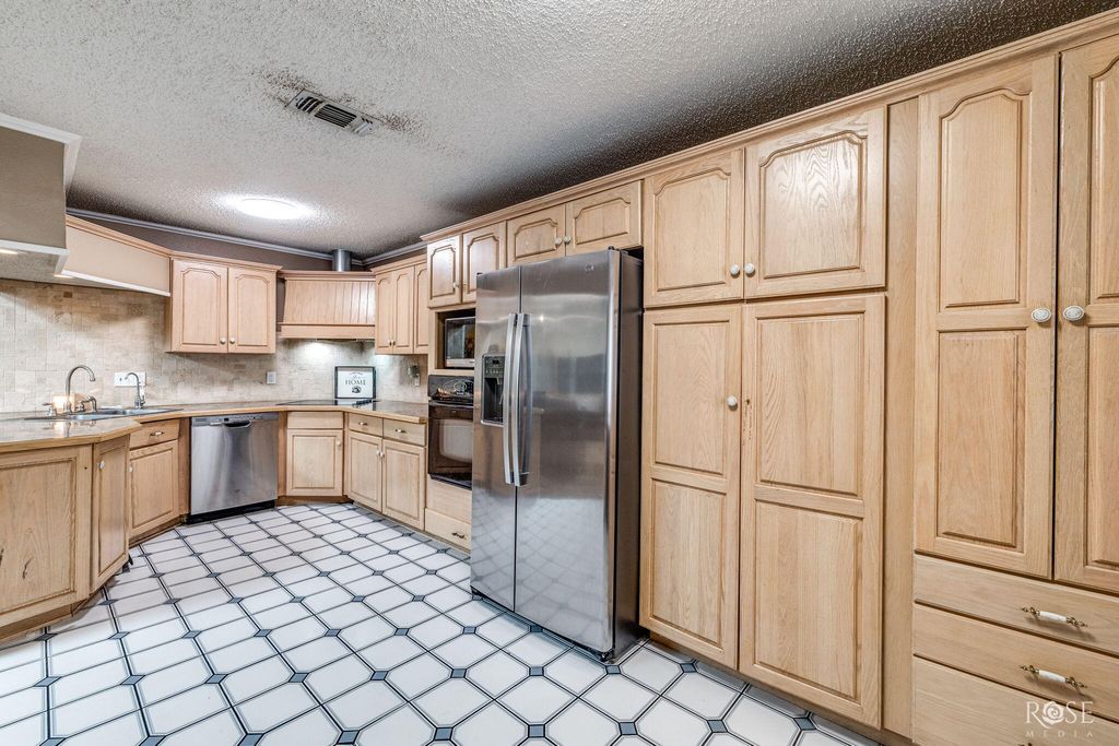 Image 13 of property listing at 3929 Millbrook Drive, San Angelo, TX 76904