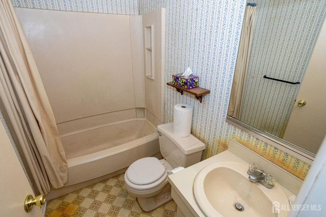 15 Hearthstone Drive, Edison, NJ 08820