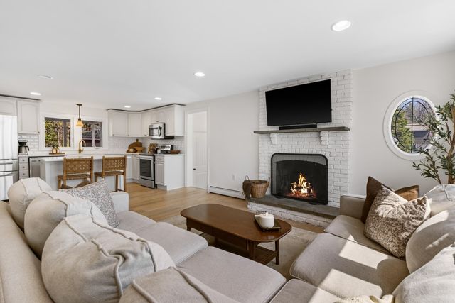 8 Warner Lane, Hampton, NH 03842