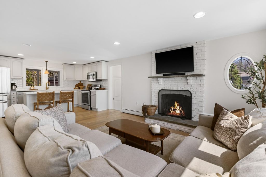 Image 12 of property listing at 8 Warner Lane, Hampton, NH 03842