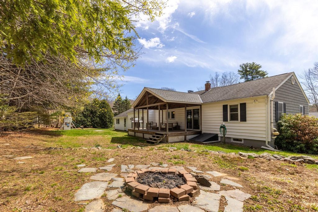 Image 33 of property listing at 8 Warner Lane, Hampton, NH 03842