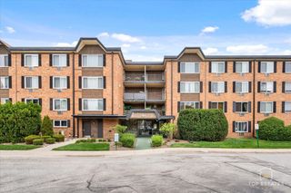 1227 S Old Wilke Road 201, Arlington Heights, IL 60005