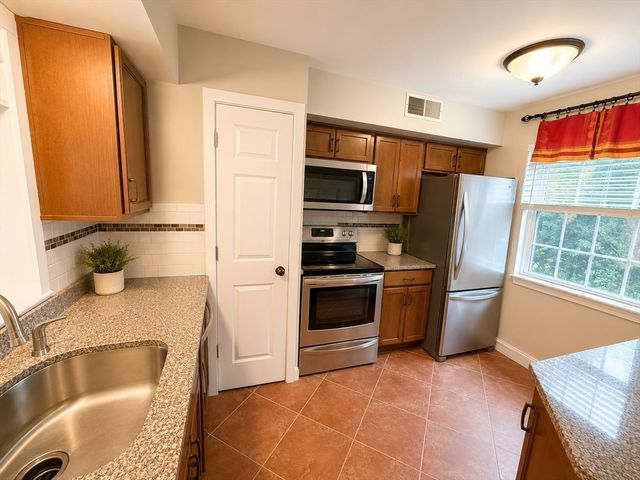 708 Windsor Dr 708, Framingham, MA 01701