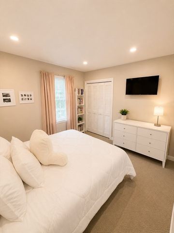 708 Windsor Dr 708, Framingham, MA 01701
