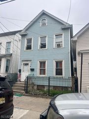 86 4Th St, Elizabeth City, NJ 07206