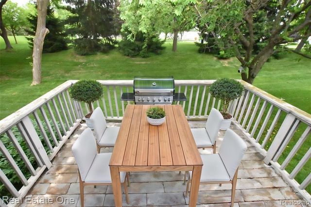 555 Winwood Court, Walled Lake, MI 48390