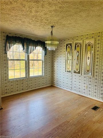 195 Old Barrett Road, Ennice, NC 28623