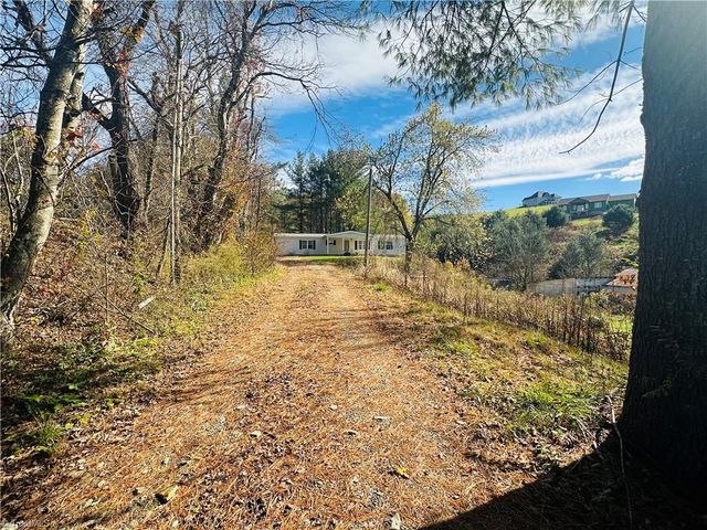 195 Old Barrett Road, Ennice, NC 28623