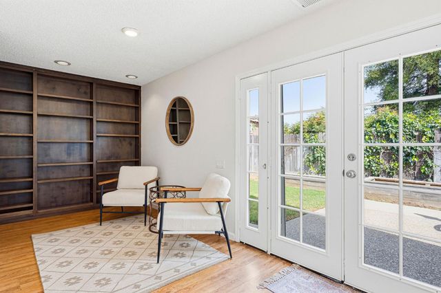 9291 Linda Rio Dr, Sacramento, CA 95826