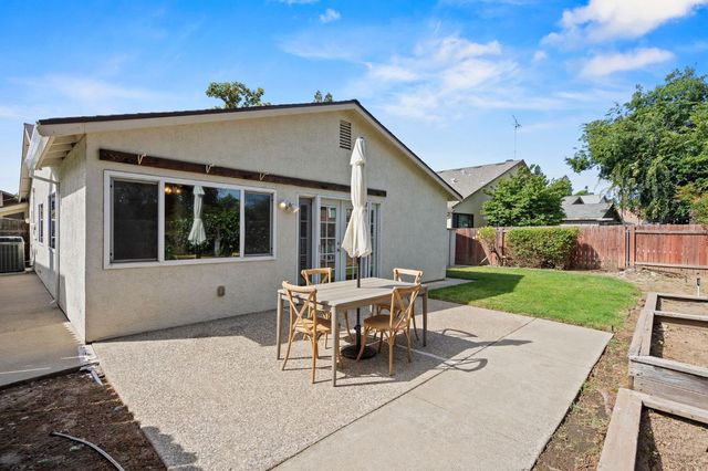 9291 Linda Rio Dr, Sacramento, CA 95826