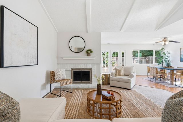 9291 Linda Rio Dr, Sacramento, CA 95826
