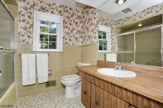 543 Hague Ct, Oradell Boro, NJ 07649