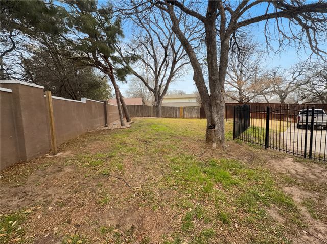 2101 Royal Dominion Court, Arlington, TX 76006