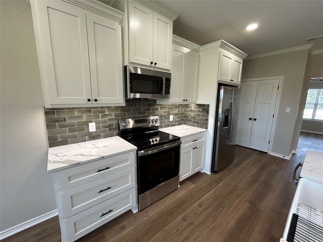 1501 W 6 th Street, Mcgregor, TX 76657