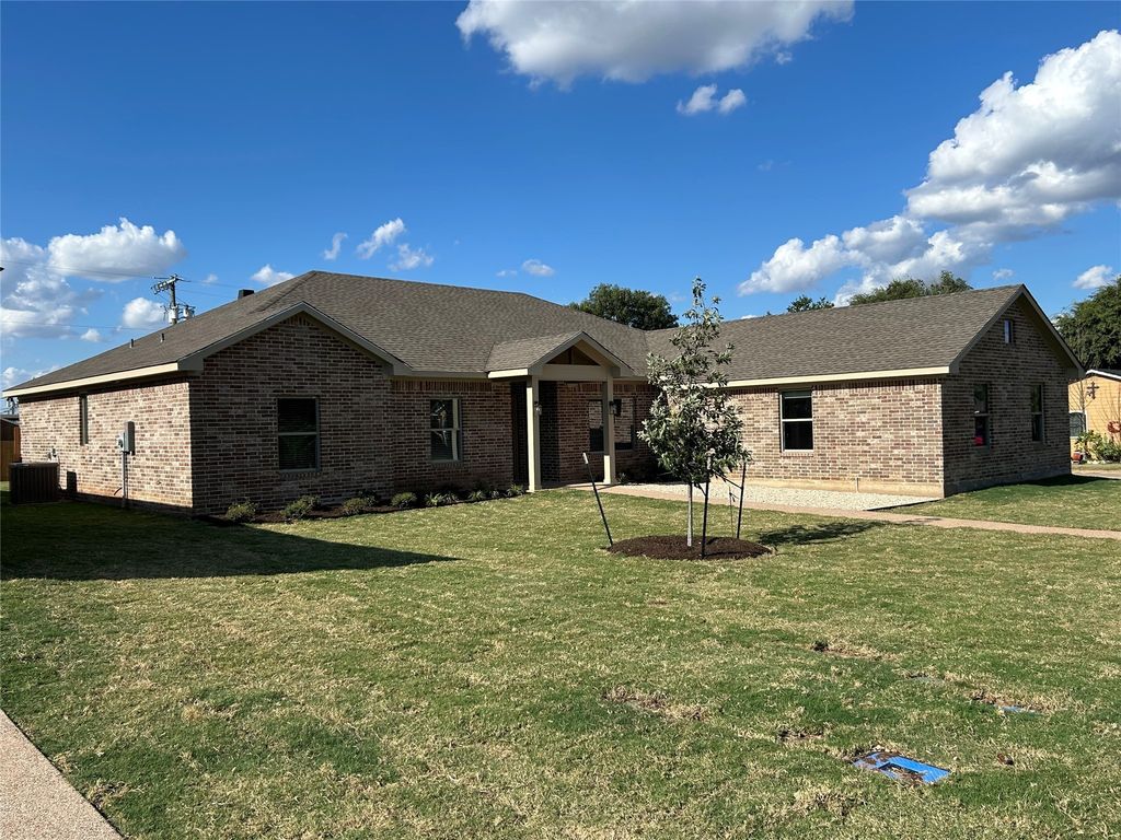 1501 W 6 th Street, Mcgregor, TX 76657